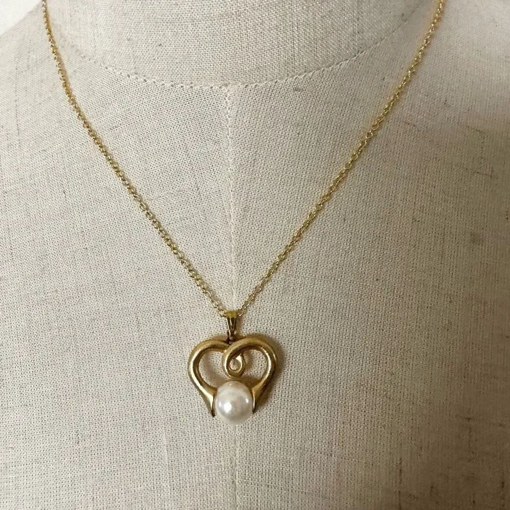 Gold tone faux pearl heart pendant necklace